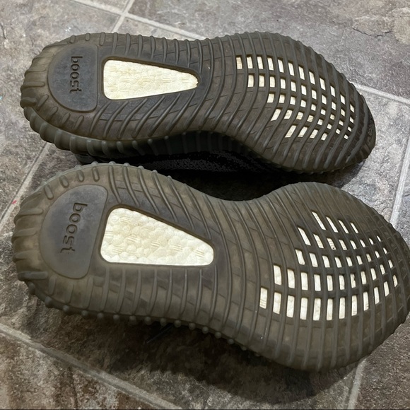 Yeezy Beluga Mens Size 7. Worn in Good Condition. - Picture 4 of 5